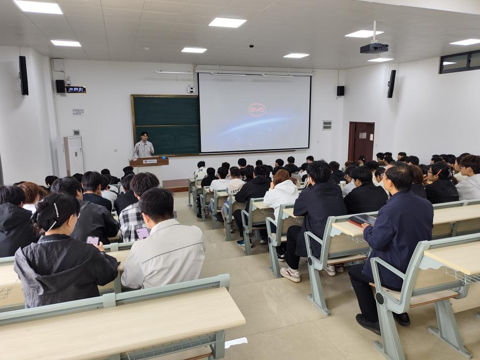 比亚迪智能产业学院特邀企业专家到校讲授企业文化课